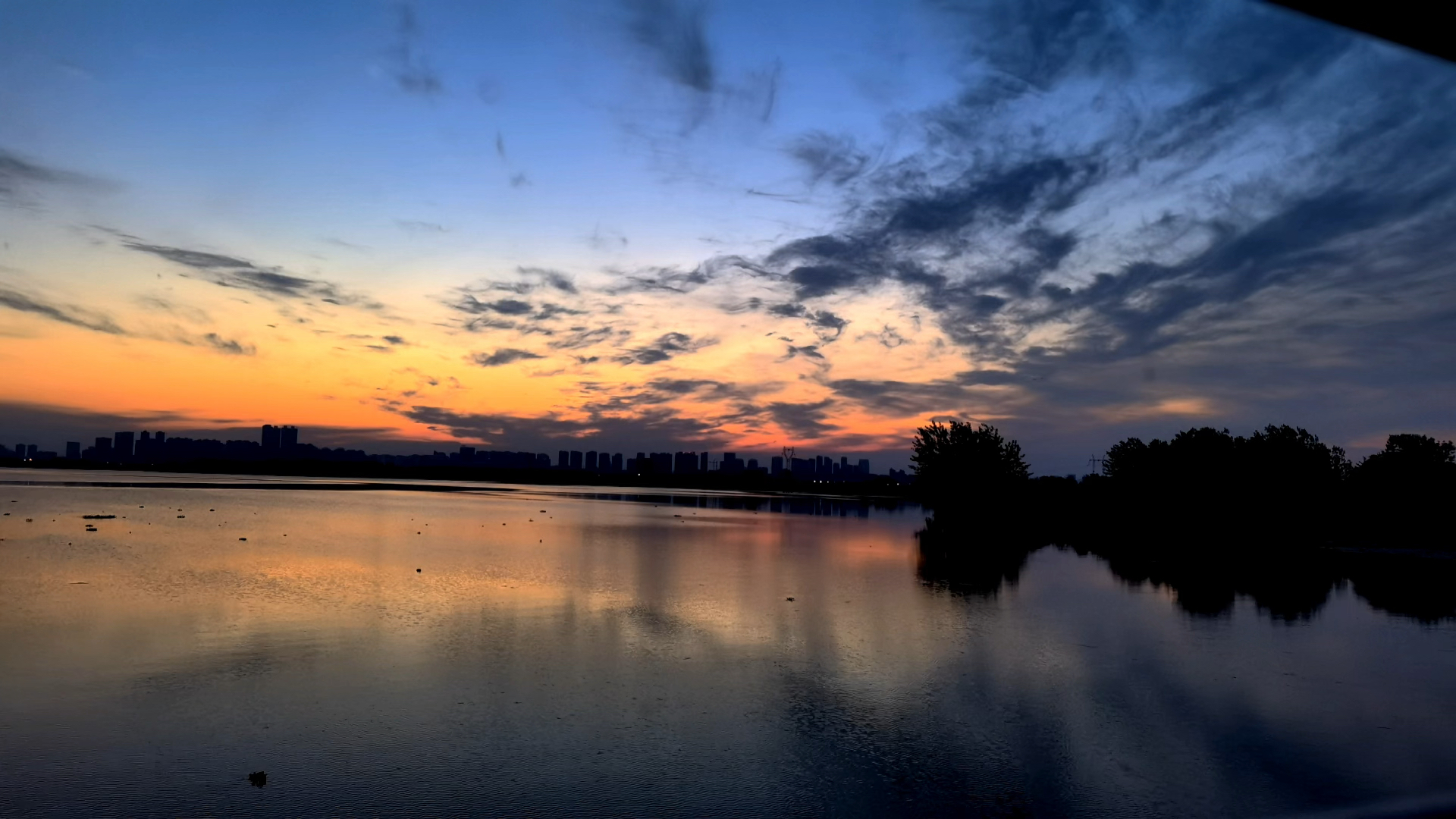 朝阳，黎明之光到城市之晨的壮丽演变